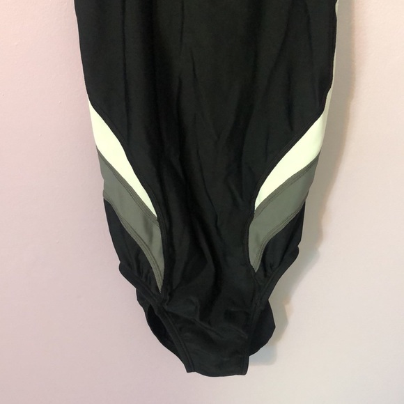 Nike Women’s Victory Color Block Power Back Tank One Piece Swimsuit - Picture 6 of 13